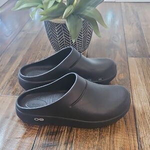 OOFOS Oocloog Black Slip-On Comfortable Rubber Clogs
